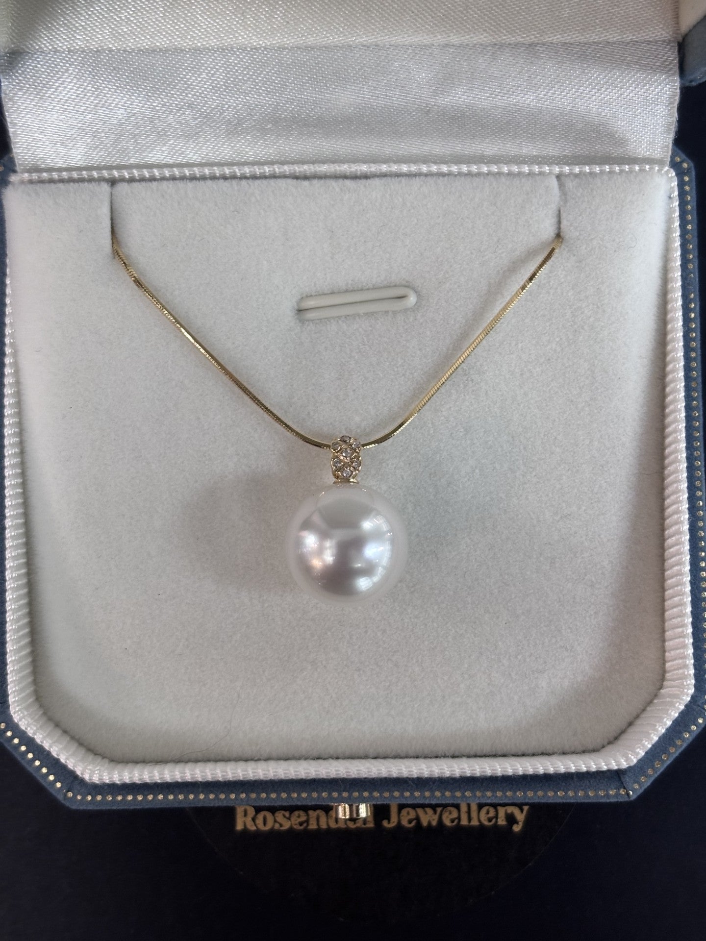 12mm Round White South Sea Pearl Pendant - 18kt Yellow Gold, Diamond setting