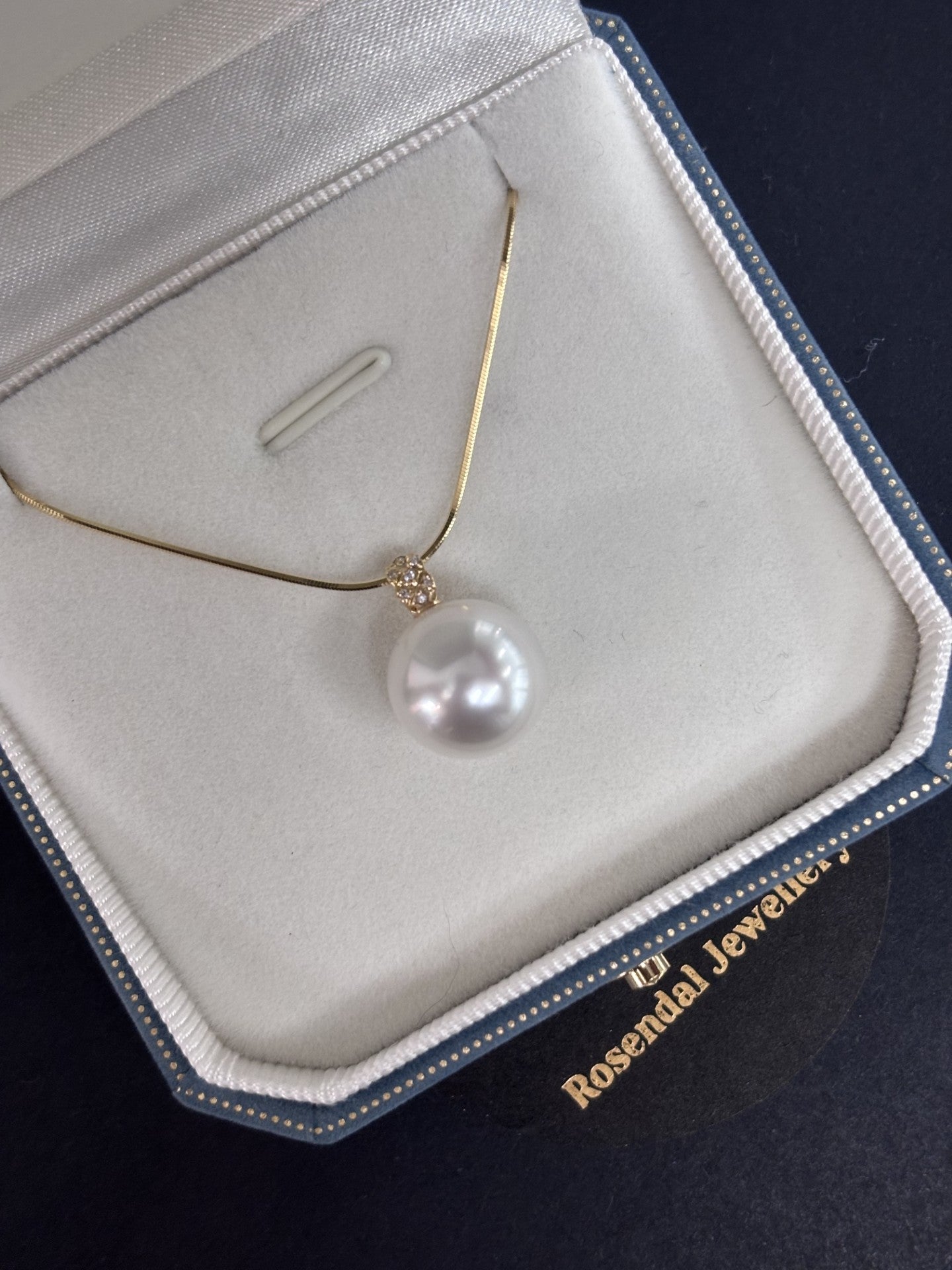 12mm Round White South Sea Pearl Pendant - 18kt Yellow Gold, Diamond setting