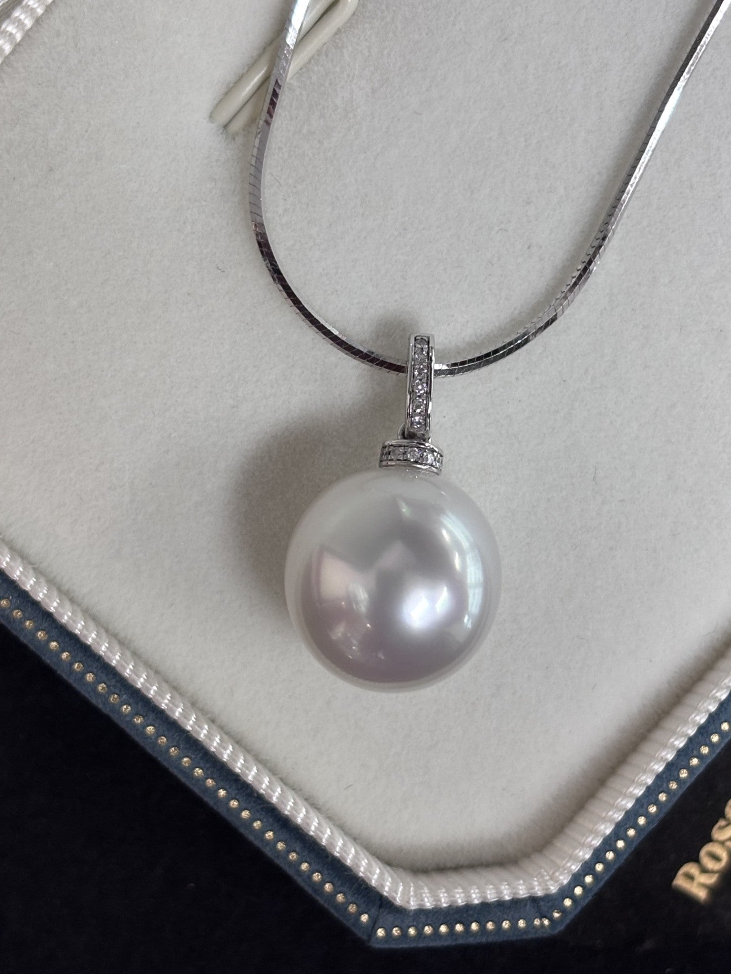 13mm Oval Australian South Pearl Pendant - 18kt White Gold
