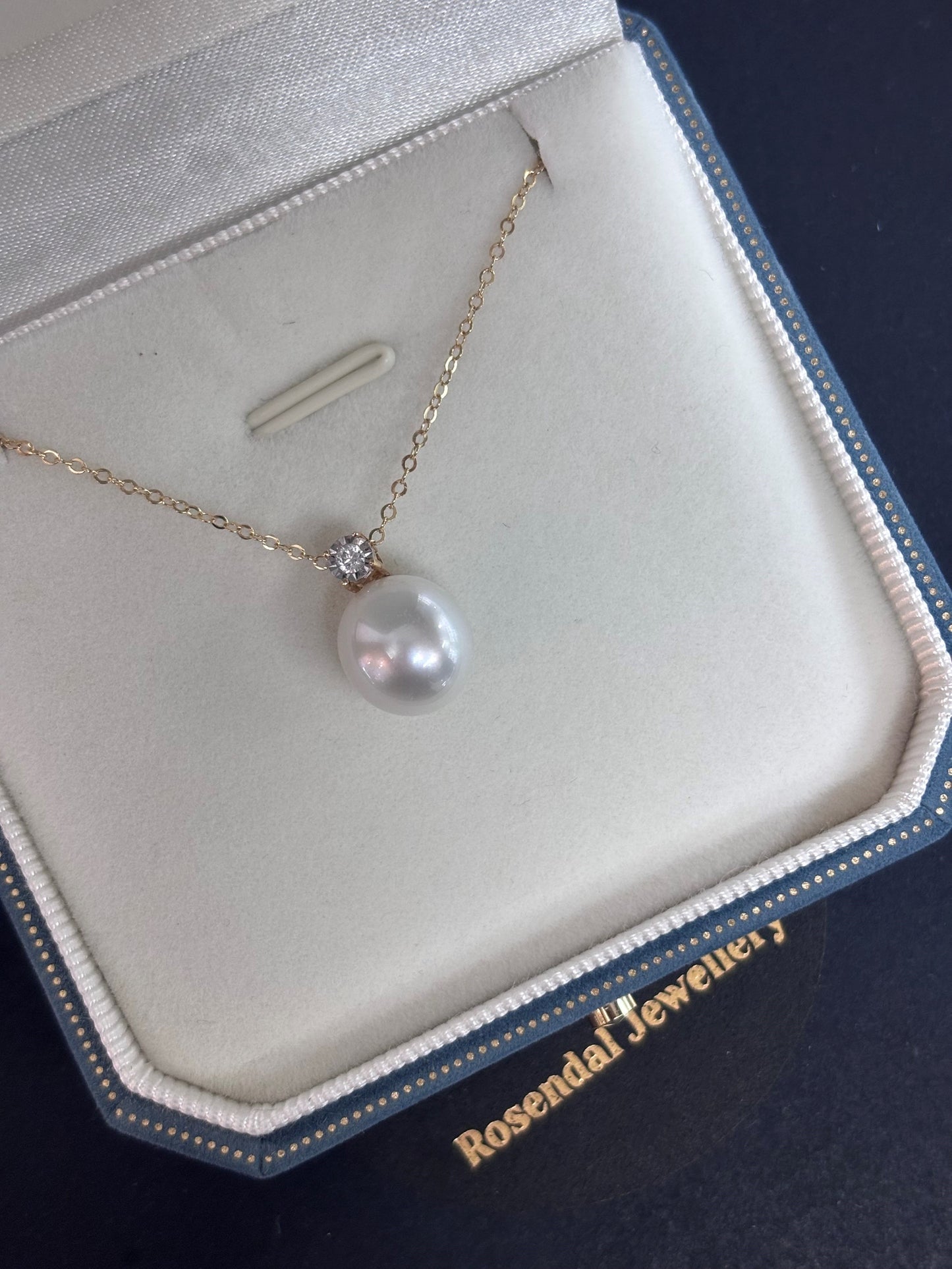 10mm Oval White South Pearl Pendant - 18kt Yellow Gold