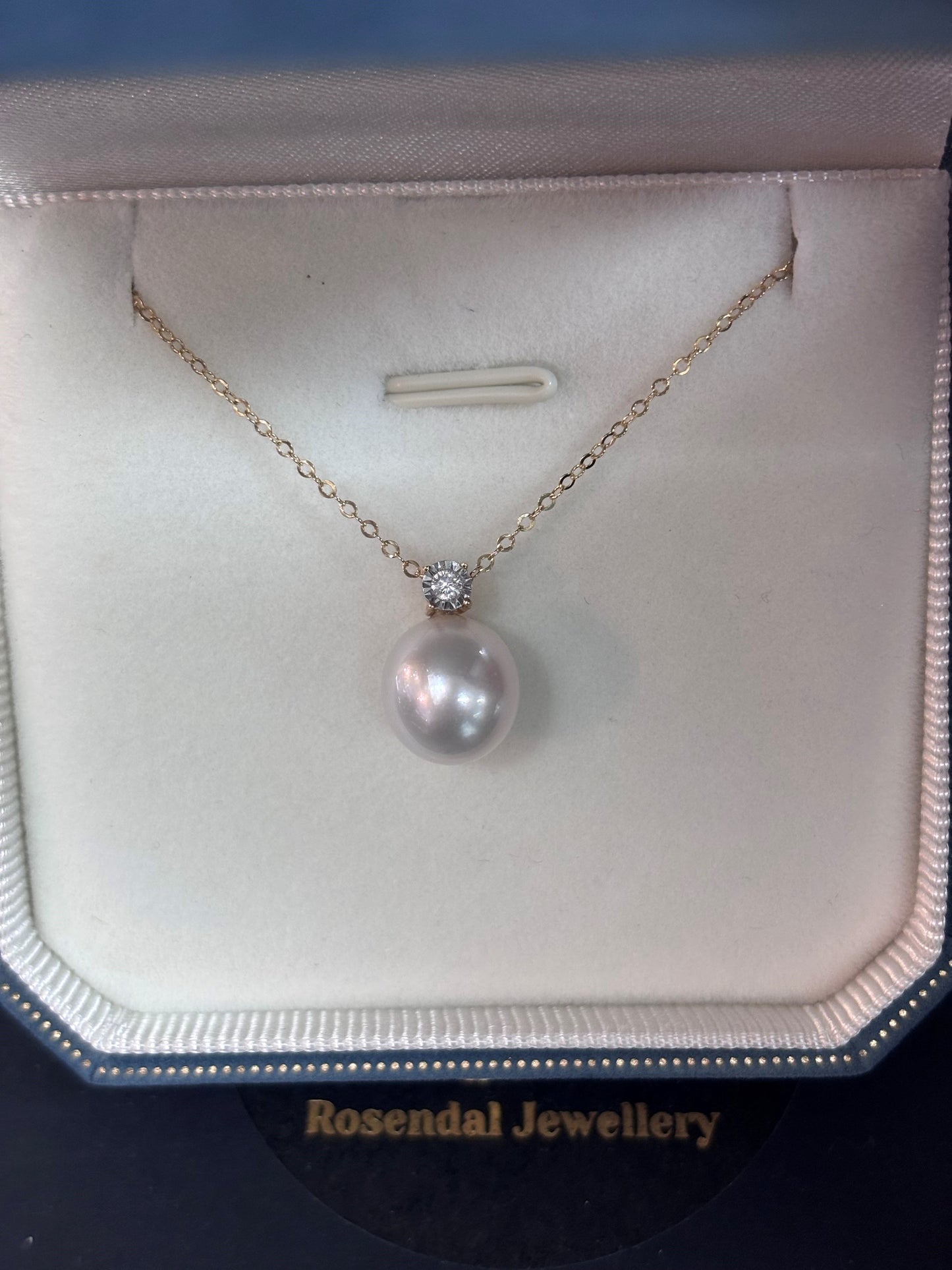 10mm Oval White South Pearl Pendant - 18kt Yellow Gold