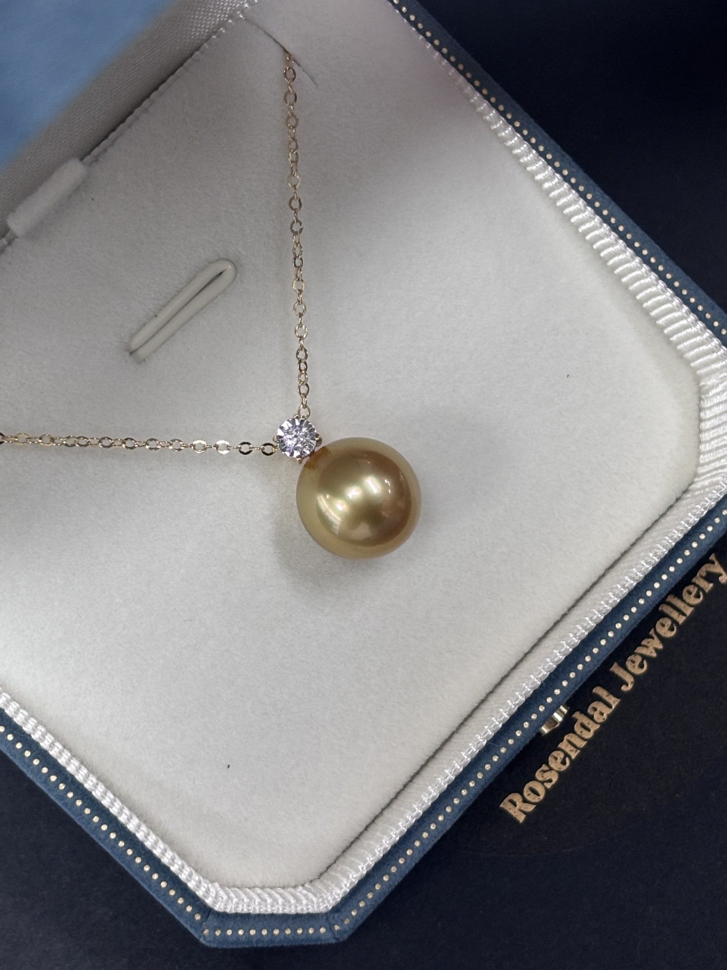 11mm Oval Gold South Sea Pearl Pendant - 18kt White Gold, Diamond setting