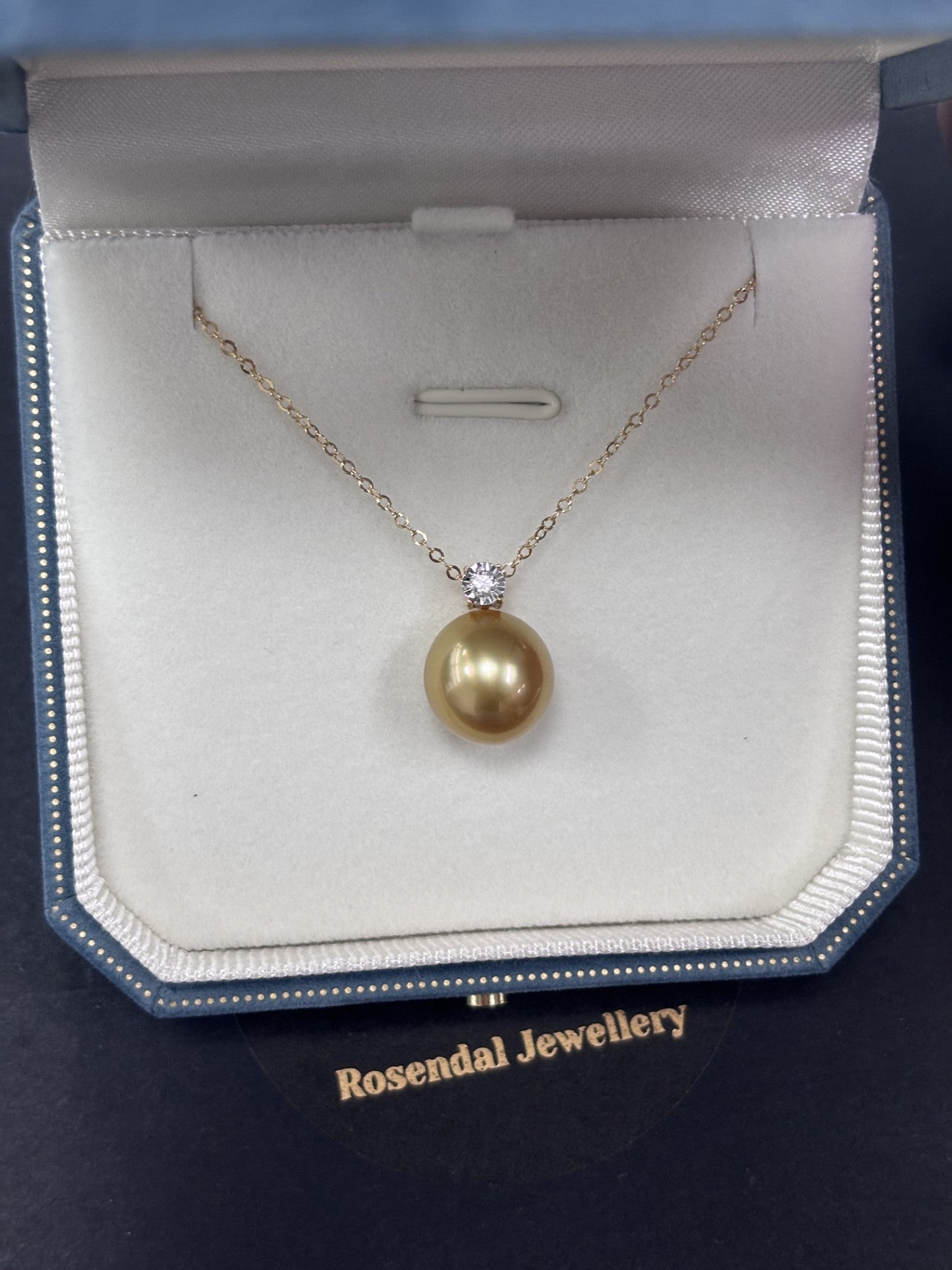 11mm Oval Gold South Sea Pearl Pendant - 18kt White Gold, Diamond setting