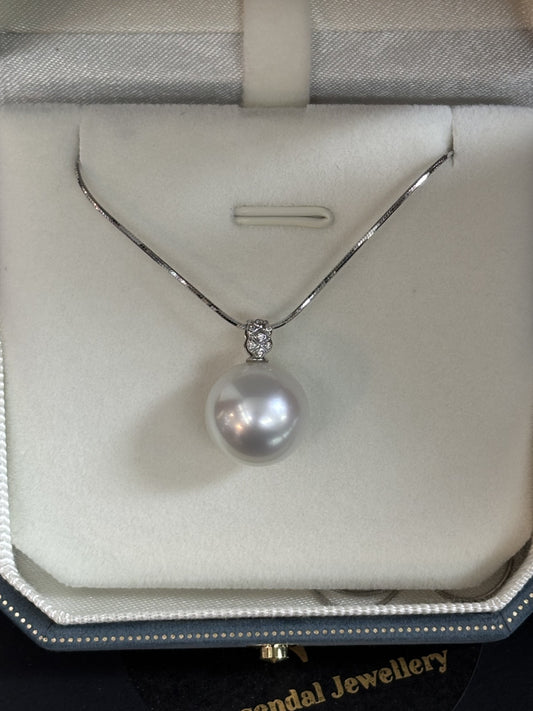 12mm Oval White South Sea Pearl Pendant (P) - 18kt White Gold, Diamond setting