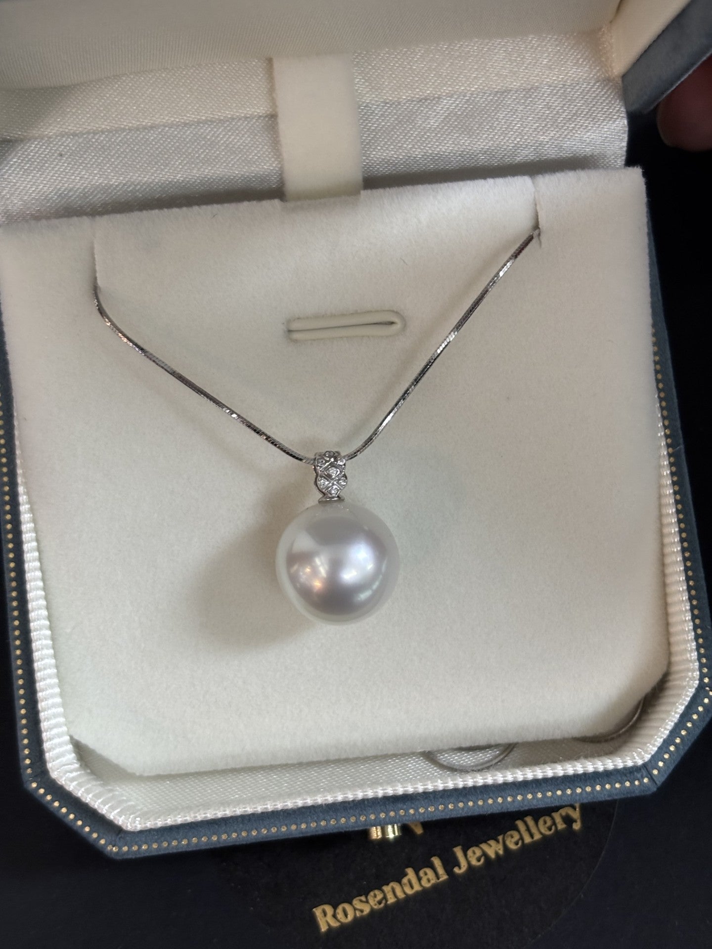 12mm Oval White South Sea Pearl Pendant (P) - 18kt White Gold, Diamond setting