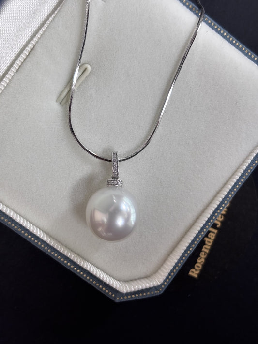 13mm Oval Australian South Pearl Pendant - 18kt White Gold