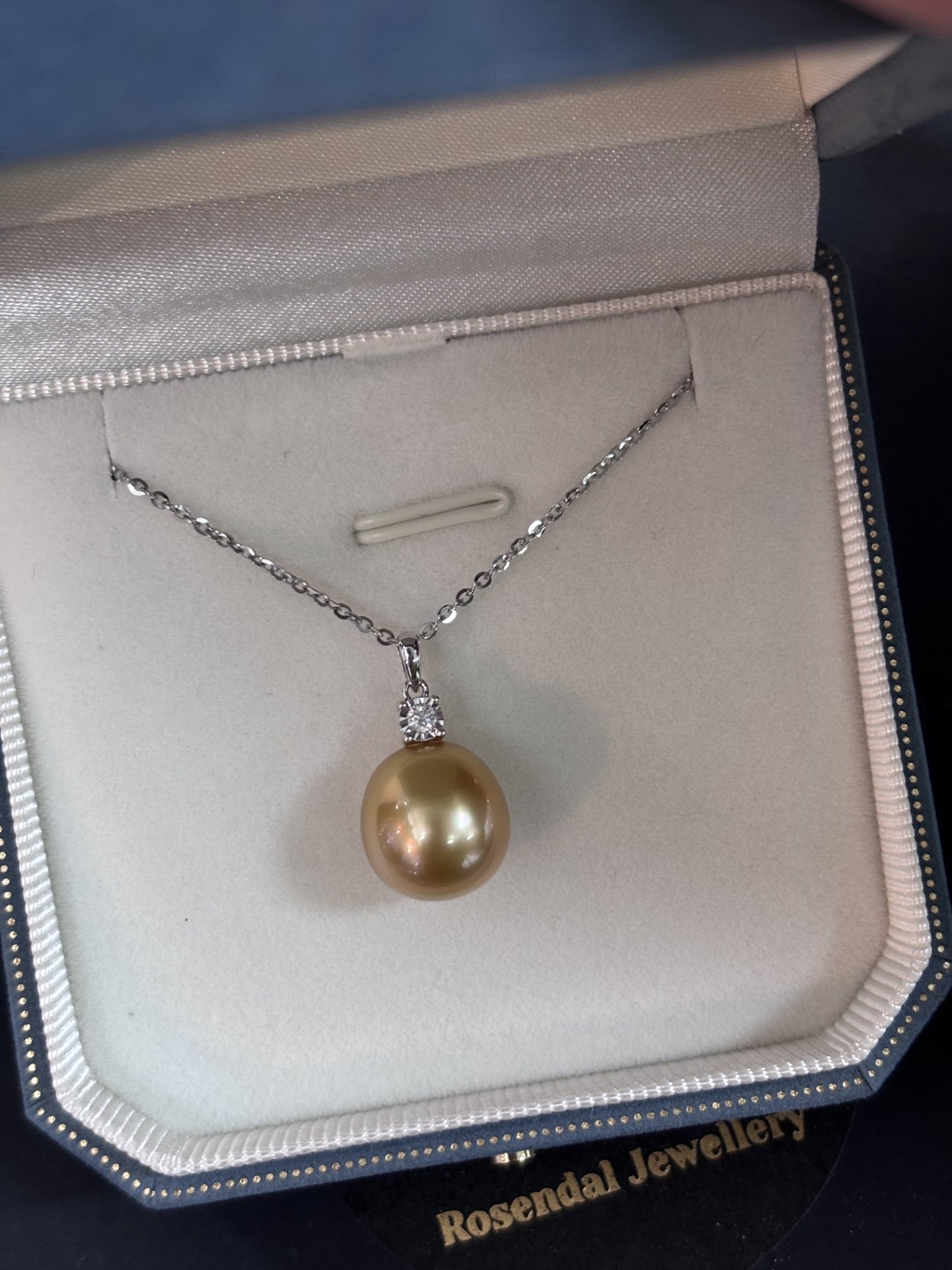 12mm Oval Gold South Sea Pearl Pendant - 18kt White Gold, Diamond setting