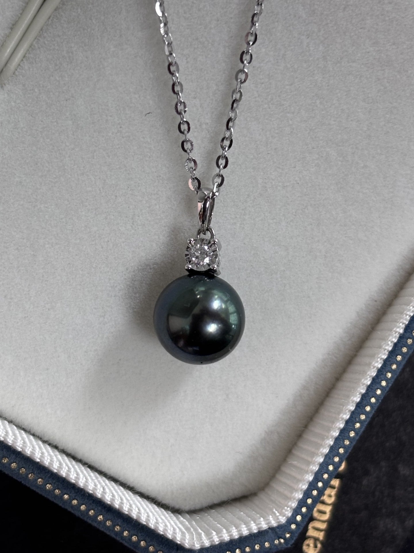 9mm Round Peacock Green Tahitian Pearl Pendant - 18kt White Gold