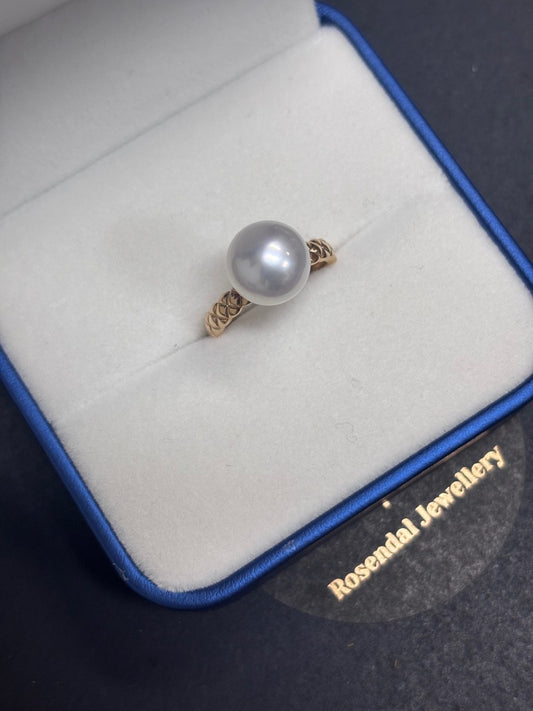 Made to order - 10mm Round White South Sea Pearl Ring - 18kt Yellow Gold