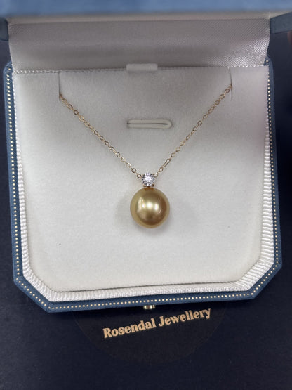 11mm Oval Gold South Sea Pearl Pendant - 18kt White Gold, Diamond setting